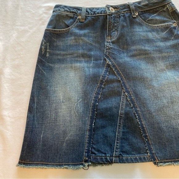Mudd  Denim Jean Skirt Dark Wash Distressed Ripped Raw Hem Mini Size S (28) - Picture 2 of 9